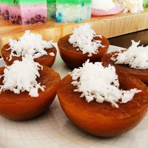 Kuih Kosui (Palm sugar jelly with dessicated coconut)